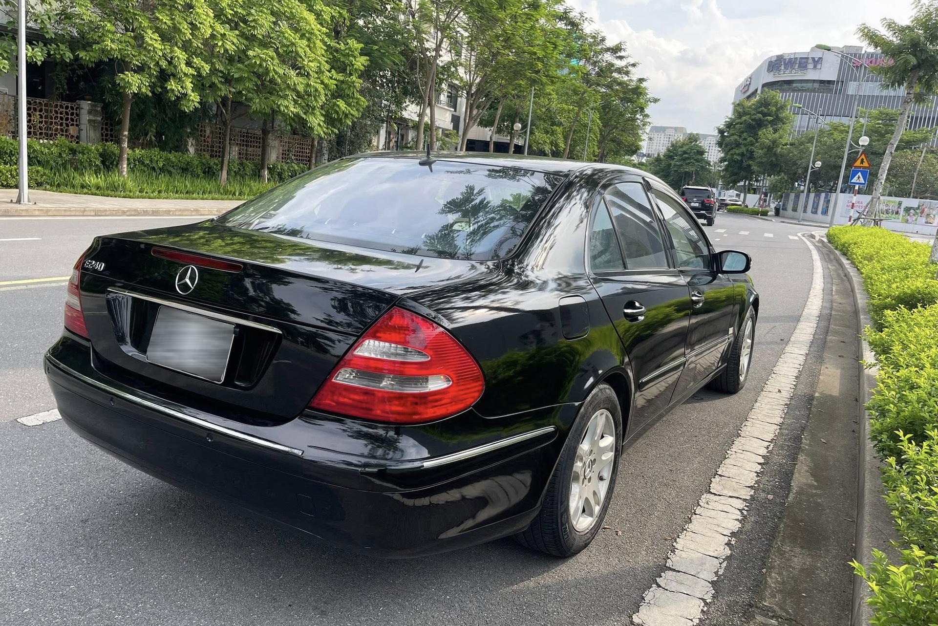 Đi 20 năm, xe sang Mercedes-Benz E240 rao bán giá rẻ hơn Honda SH - 3 Đi 20 năm, xe sang Mercedes-Benz E240 rao bán giá rẻ hơn Honda SH - 3