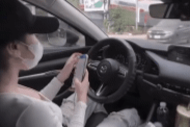 Xác minh clip cô gái buông vô lăng để bấm điện thoại khi lái ô tô