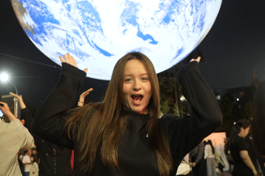 Biển người đội mưa check-in Trái Đất khổng lồ bên hồ Tây