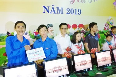 Trường ĐH Bạc Liêu mang Trung thu rộn ràng đến sớm với thiếu nhi