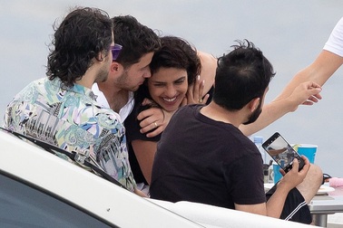 Priyanka Chopra mừng sinh nhật bên chồng kém tuổi