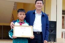 Khen thưởng học sinh nhặt được lắc vàng, trả lại người đánh mất