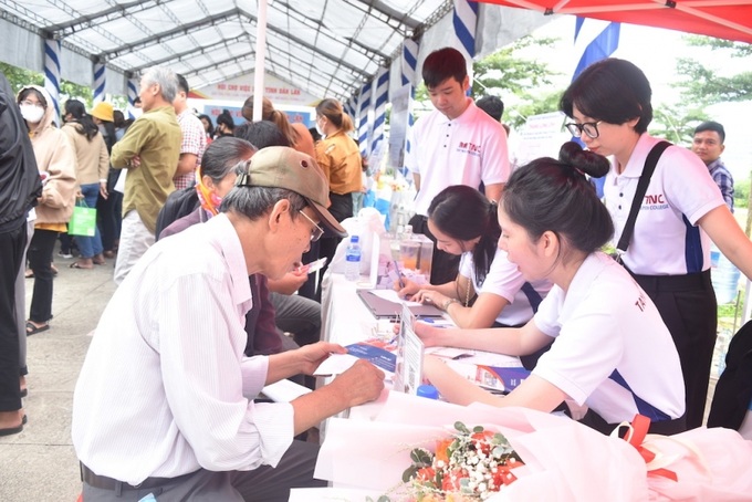 Người lao động tìm việc làm tại hội chợ việc làm (Ảnh T-H)