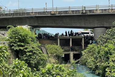 Phát hiện thi thể nam giới dưới mương nước thải