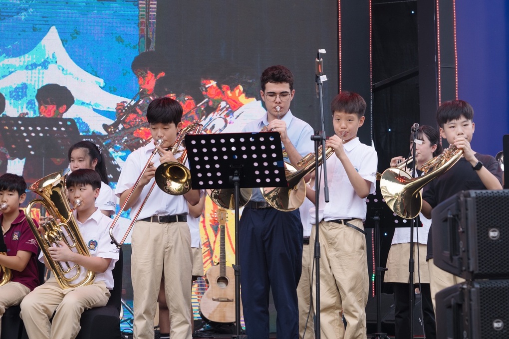 Học sinh Trường BIS Hà Nội biểu diễn tại Lễ hội Vương quốc Anh - 3 Học sinh Trường BIS Hà Nội biểu diễn tại Lễ hội Vương quốc Anh - 3