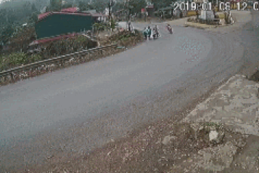 Hàng loạt xe máy đổ nhào ở khúc cua “ma quái”