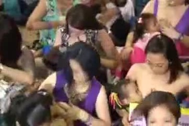 Ngày hội cho con bú cực lớn ở Manila