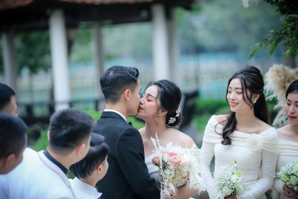 Dàn sao đội tuyển Việt Nam dự lễ cưới Bùi Tiến Dũng tại Hà Nội - 4 Dàn sao đội tuyển Việt Nam dự lễ cưới Bùi Tiến Dũng tại Hà Nội - 4