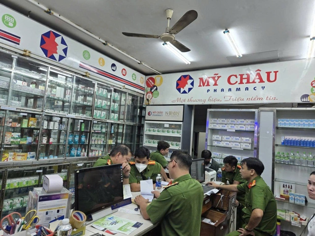 Bất ngờ về bà chủ chuỗi nhà thuốc Mỹ Châu bị khởi tố cùng ca sĩ Quốc Kháng - 1 Bất ngờ về bà chủ chuỗi nhà thuốc Mỹ Châu bị khởi tố cùng ca sĩ Quốc Kháng - 1