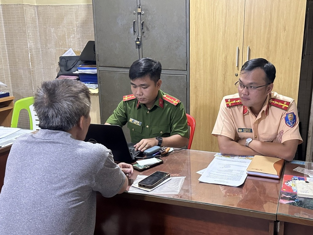 Tài xế ô tô đánh người phụ nữ ở TPHCM nói do nóng nảy - 1 Tài xế ô tô đánh người phụ nữ ở TPHCM nói do nóng nảy - 1