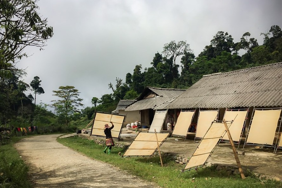 Nghề làm giấy cổ truyền 300 năm của người H’Mông - 1 Nghề làm giấy cổ truyền 300 năm của người H’Mông - 1