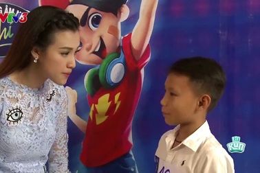 Cậu bé chăn vịt gây xúc động khi hát "Ba kể con nghe".