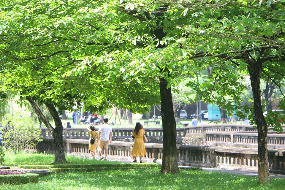 Rất nhiều người dân, du khách tham quan di tích Huế ngày 30/4 - 22 Rất nhiều người dân, du khách tham quan di tích Huế ngày 30/4 - 22