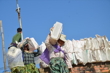 Nhọc nhằn những cái Tết không chồng của nữ phu đá vùng ven biển