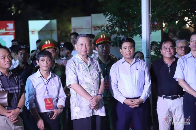 Đại tướng Tô Lâm say sưa hoà cùng dòng người thưởng thức dàn kèn bên Hồ Gươm - Ảnh 2. Đại tướng Tô Lâm say sưa hoà cùng dòng người thưởng thức dàn kèn bên Hồ Gươm - Ảnh 2.