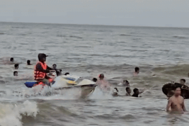 Mô tô nước "nhảy dù” đến biển Sầm Sơn gây mất an toàn cho du khách