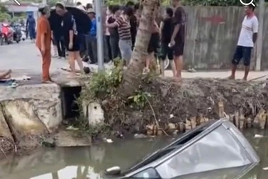 Ô tô lao xuống mương ở Hải Phòng, hai vợ chồng tử vong