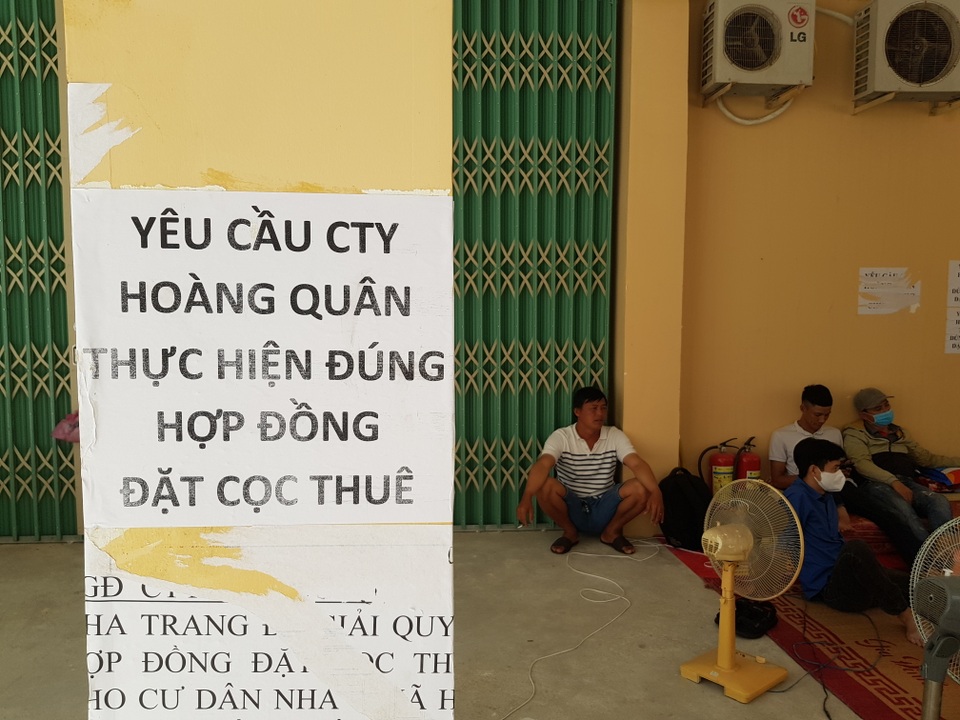 Cư dân “vạ vật hành lang đòi Địa ốc Hoàng Quân giao nhà - 4 Cư dân “vạ vật hành lang đòi Địa ốc Hoàng Quân giao nhà - 4