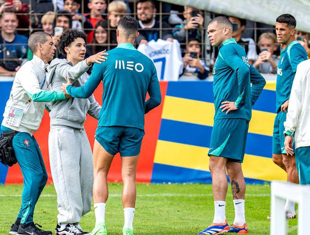 C.Ronaldo's shocking training session, fans climbed into the field and caused chaos - 4
