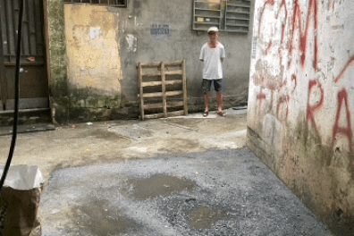 Hà Nội: Ngõ trải thảm nhựa, 4 ngày sau vẫn dùng tay cào lên được