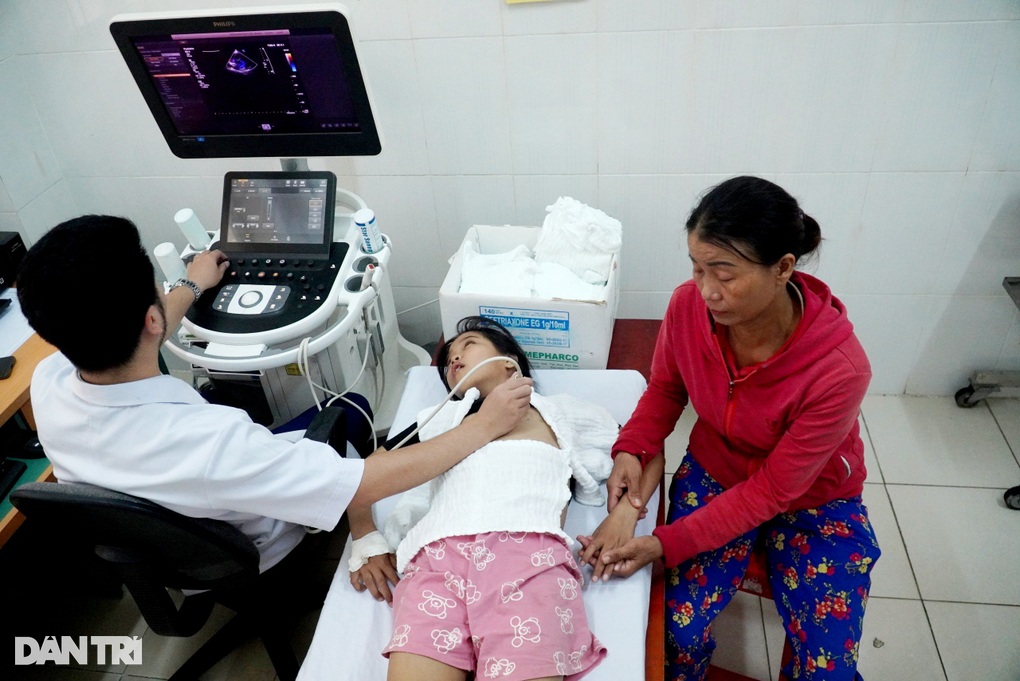 Bạn đọc Dân trí thắp lên hi vọng sống cho bé gái 9 tuổi mắc bệnh xơ gan - 2 Bạn đọc Dân trí thắp lên hi vọng sống cho bé gái 9 tuổi mắc bệnh xơ gan - 2