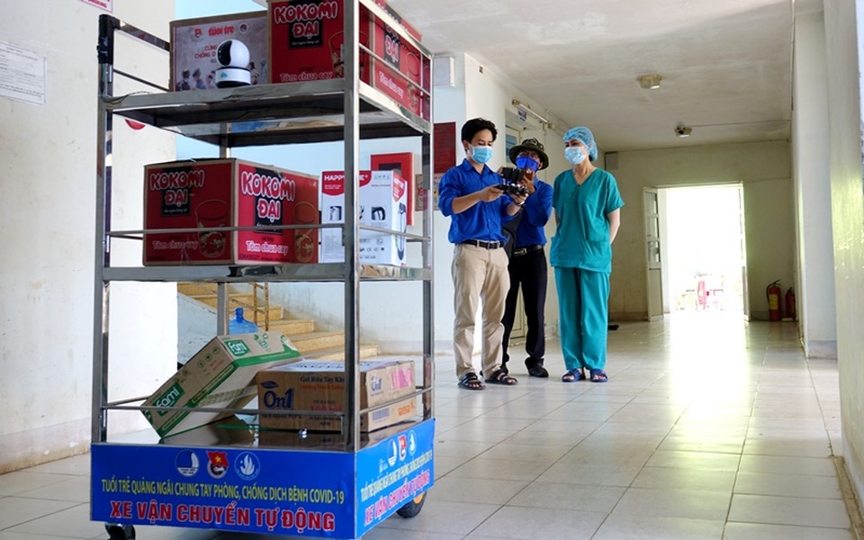 “Robot vận chuyển” hỗ trợ nhân viên y tế khu cách ly - 1 “Robot vận chuyển” hỗ trợ nhân viên y tế khu cách ly - 1