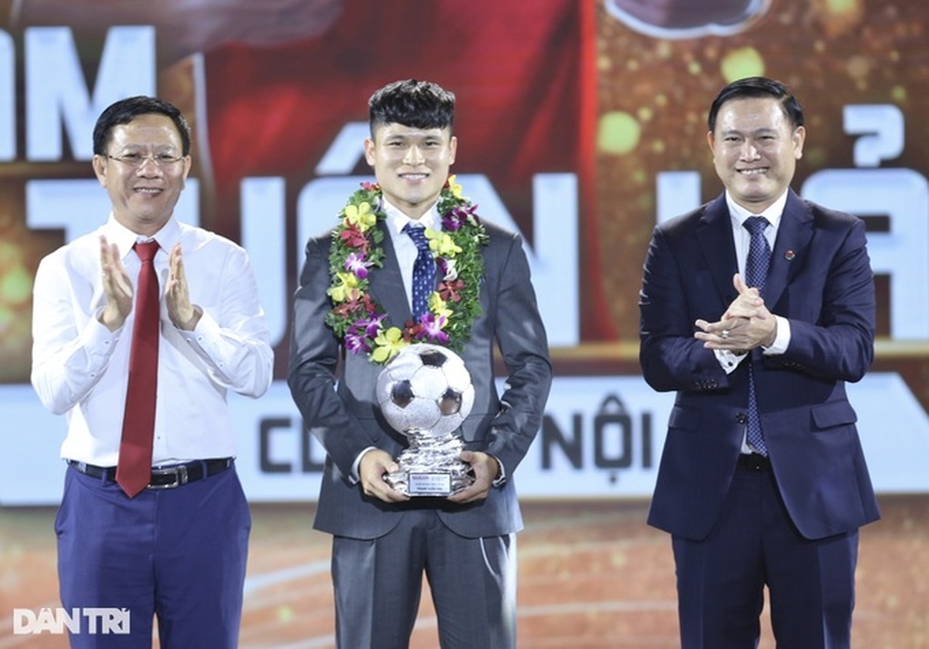 Báo Trung Quốc: Giải Quả bóng vàng Việt Nam khó hiểu, gây tranh cãi lớn - 2