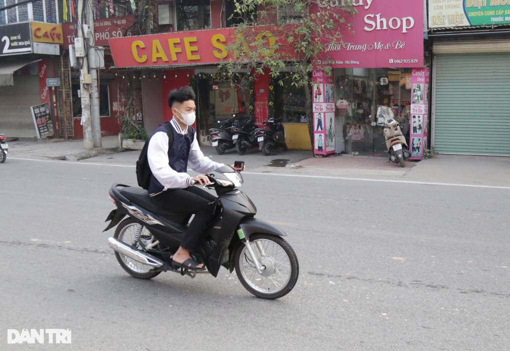 Sợ hỏng tóc vì vuốt keo, nam sinh đầu trần quay đầu tông trúng ô tô - 1 Sợ hỏng tóc vì vuốt keo, nam sinh đầu trần quay đầu tông trúng ô tô - 1