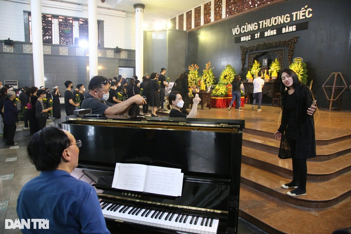Ca sĩ Mỹ Linh xót xa hát Hoa sữa trong lễ tang nhạc sĩ Hồng Đăng - 7 Ca sĩ Mỹ Linh xót xa hát Hoa sữa trong lễ tang nhạc sĩ Hồng Đăng - 7