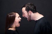 Chồng "hãm" ra oai trước mặt họ hàng, thẳng tay tát vợ