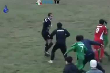 Clip trọng tài bị đánh “hội đồng” dã man