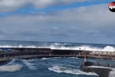 Đám đông tụ tập ở cầu cảng Tây Ban Nha ngắm sóng lớn, 3 người tử vong