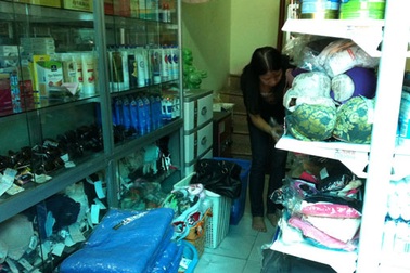 Hàng xách tay thao túng thị trường