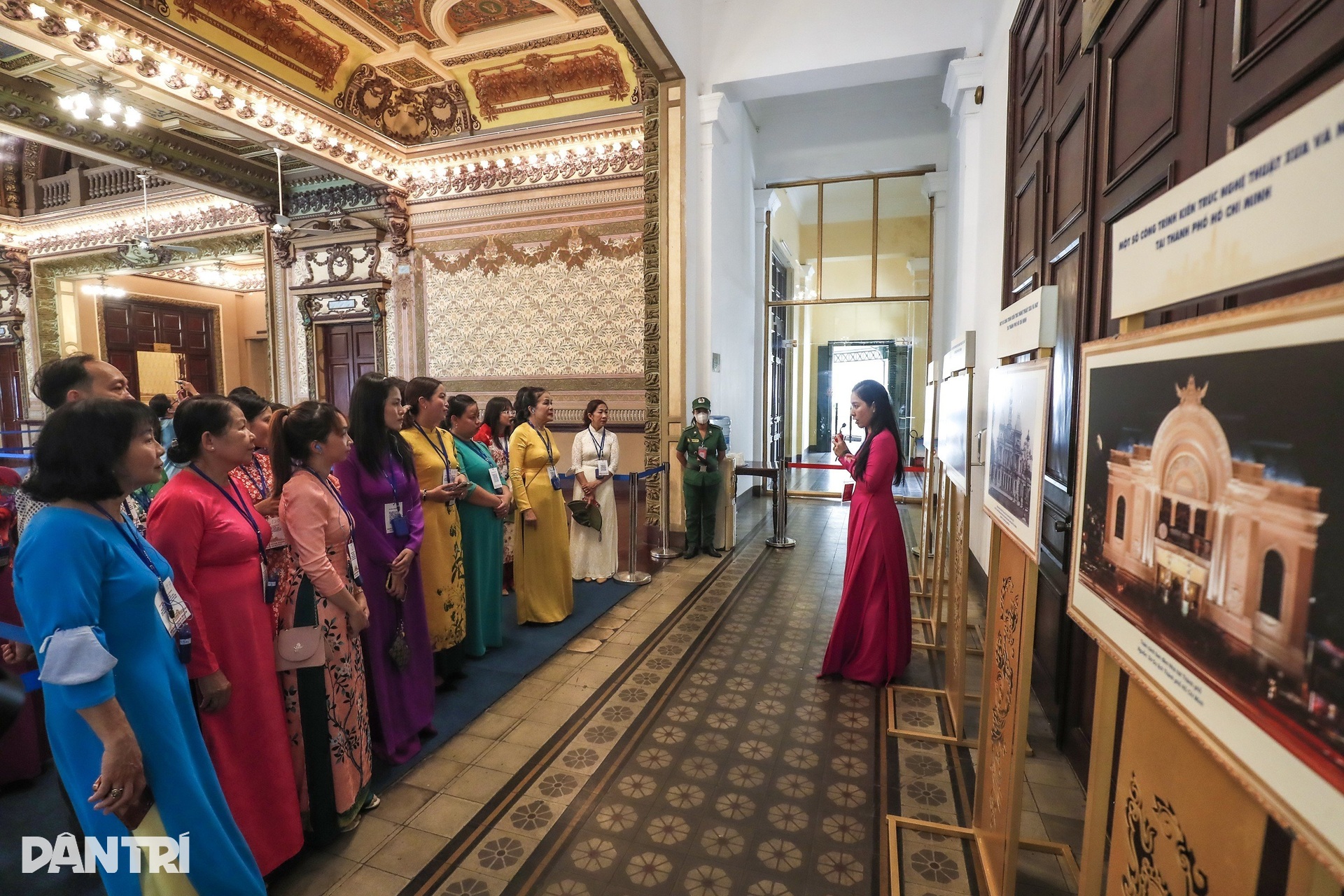 Kiến trúc độc đáo của trụ sở UBND TPHCM khiến du khách trầm trồ - 4 Kiến trúc độc đáo của trụ sở UBND TPHCM khiến du khách trầm trồ - 4