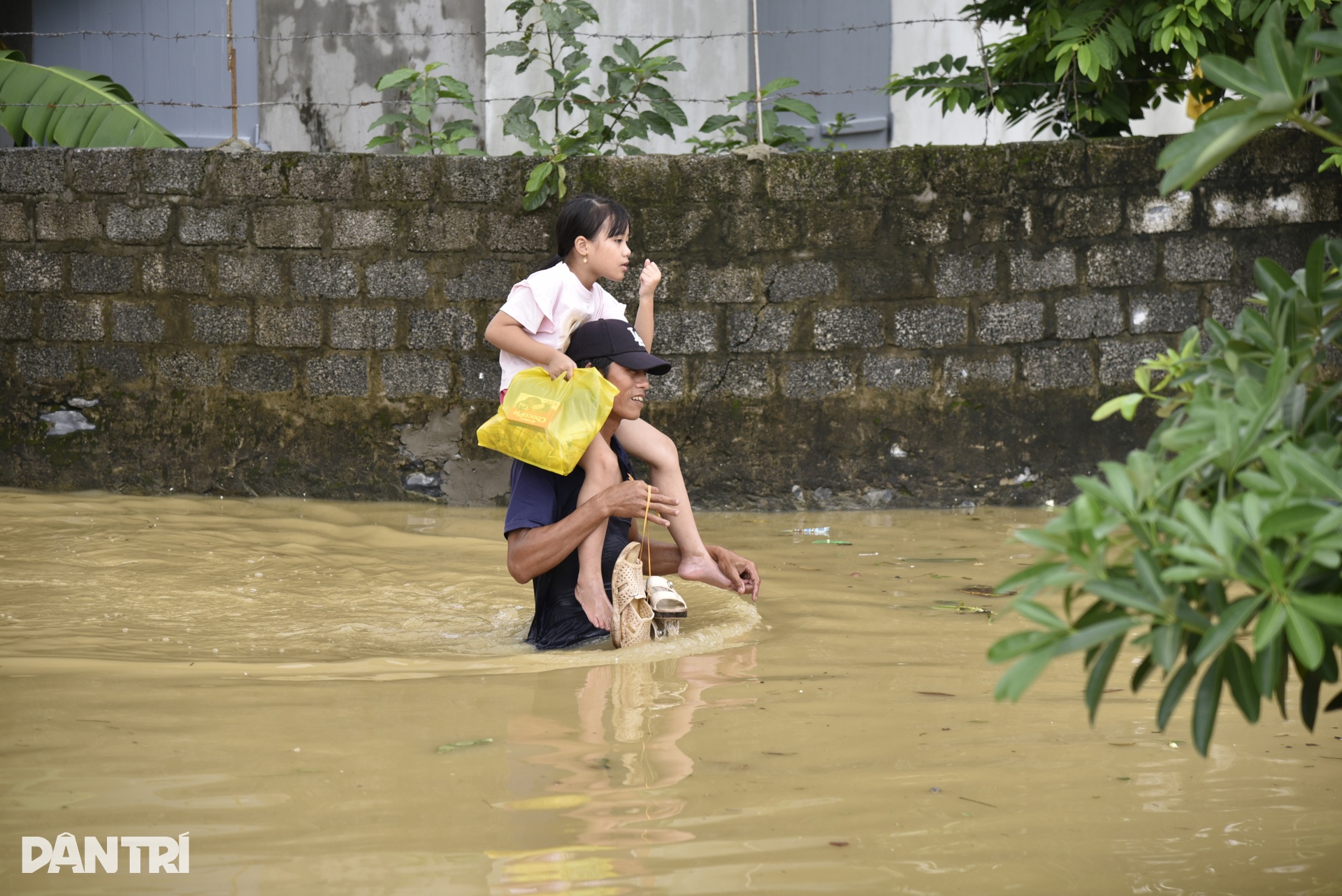 Nước tràn bờ đê, hàng nghìn hộ dân bị ngập sâu trong lũ - 17 Nước tràn bờ đê, hàng nghìn hộ dân bị ngập sâu trong lũ - 17