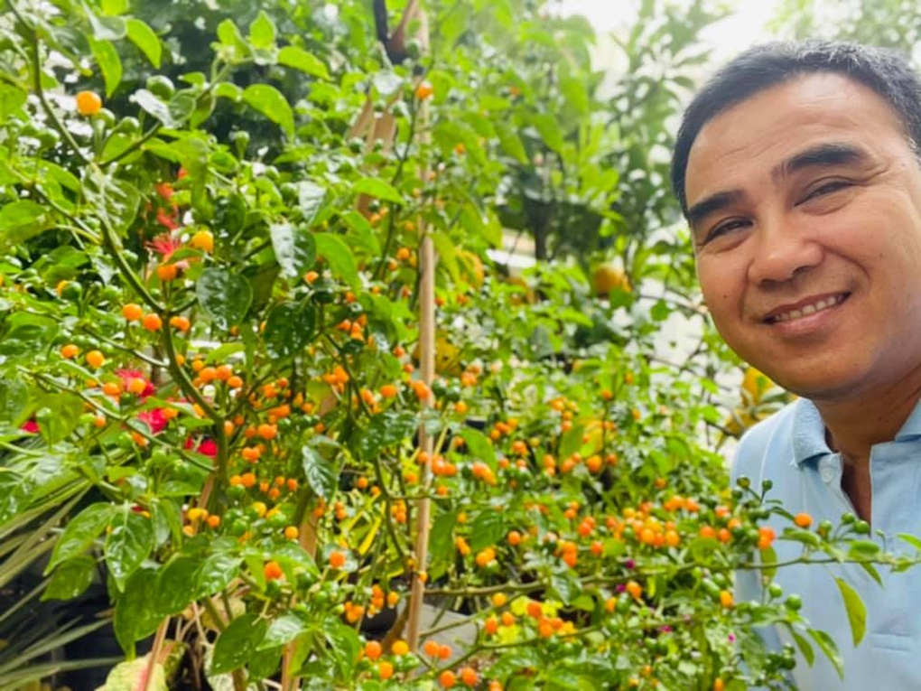 Quyền Linh sống mộc mạc, chăm cây, trồng hoa trong biệt thự 21 tỷ đồng - 7 Quyền Linh sống mộc mạc, chăm cây, trồng hoa trong biệt thự 21 tỷ đồng - 7