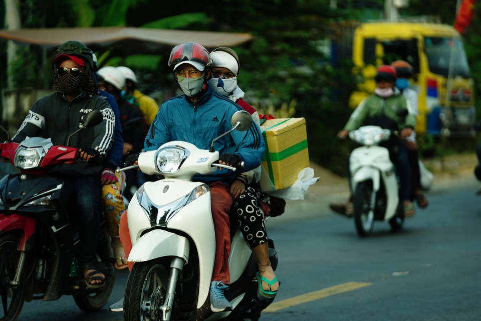 Dòng xe lấn tuyến dài bất tận biến quốc lộ thành đường một chiều - 10