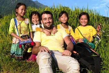 Đằng sau ánh mắt và nụ cười