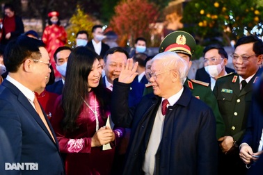 Tổng Bí thư, Chủ tịch nước chúc Tết nhân dân thủ đô bên Hồ Gươm