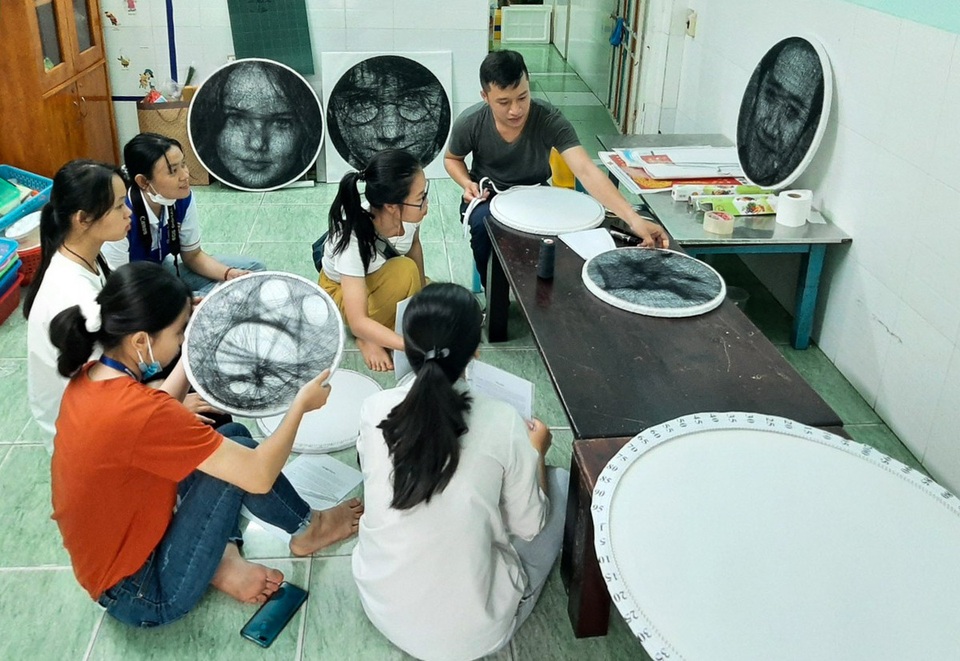 9X Sài Gòn có biệt tài vẽ chân dung bằng đinh và chỉ - 6 9X Sài Gòn có biệt tài vẽ chân dung bằng đinh và chỉ - 6