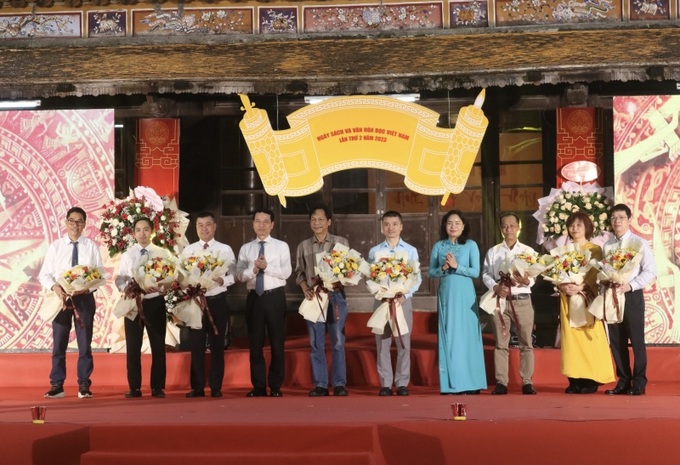 Tặng hoa chúc mừng các cơ quan báo chí đã góp phần lan toả văn hoá đọc đến với mọi người