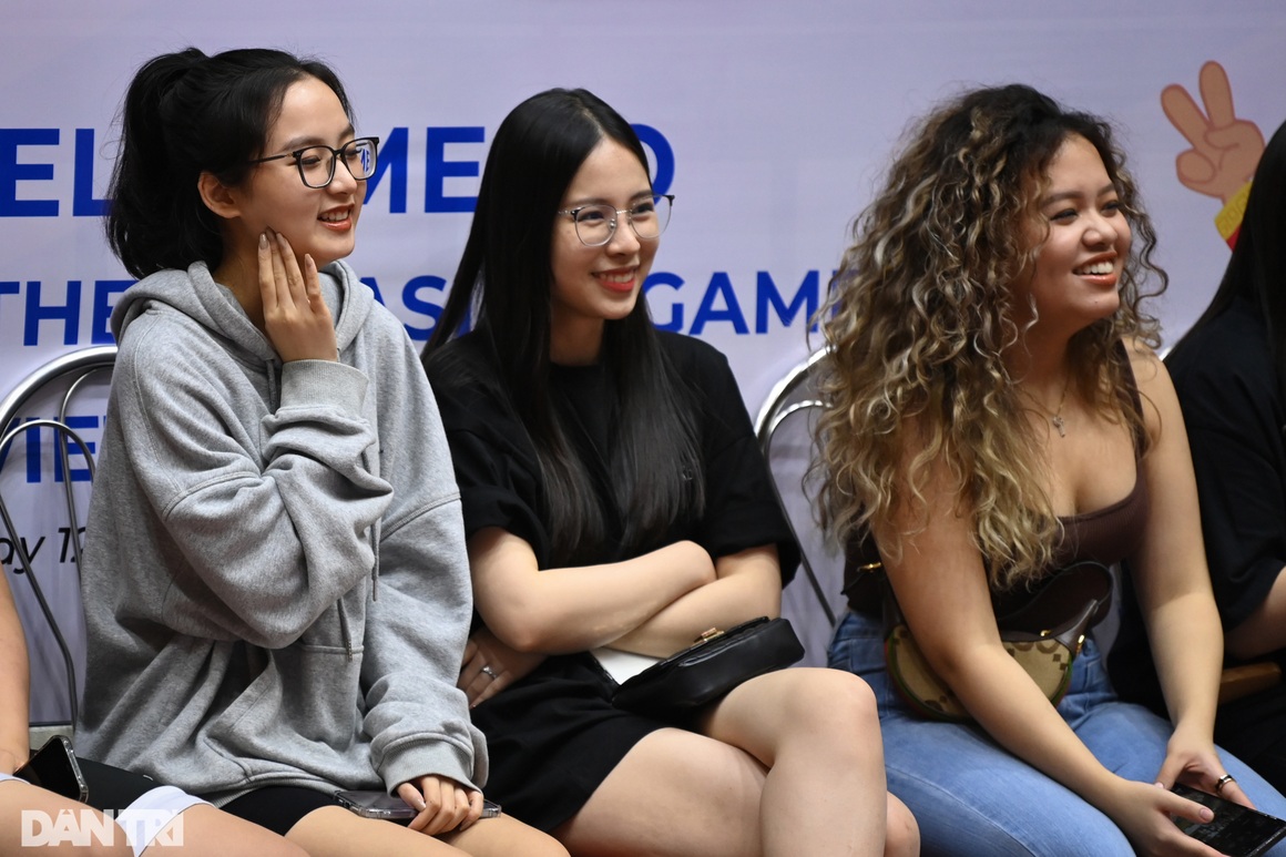 Người lớn tuổi, trẻ nhỏ cháy hết mình cổ vũ tại chảo lửa Thanh Trì - 3 Người lớn tuổi, trẻ nhỏ cháy hết mình cổ vũ tại chảo lửa Thanh Trì - 3