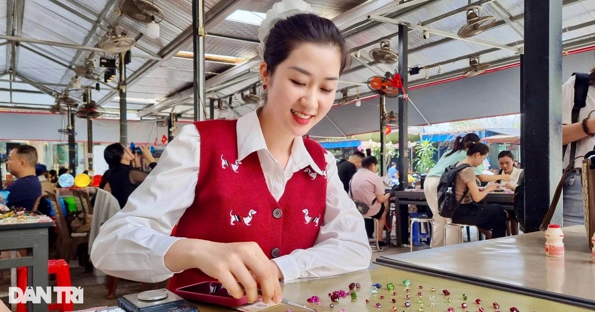 Gallery - Khu chợ ở Yên Bái bày bán đá quý như rau, có viên giá vài tỷ đồng | Báo Dân trí