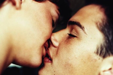 Bị soái ca "đá đau" vì "cái hôn dễ dãi"