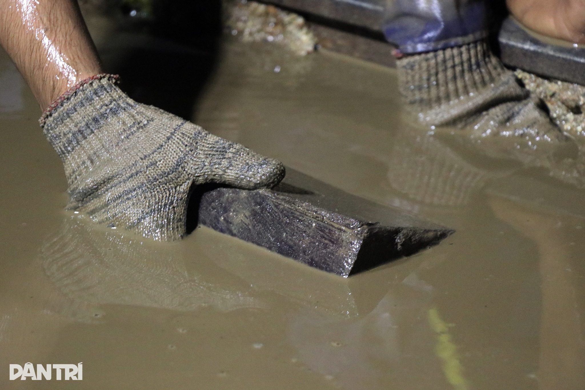 មើលដំបូលដែកបំបាក់ការបាក់ដីក្នុងផ្លូវរូងក្រោមដី Bai Gio - ១០ Xem vòm sắt vá điểm sạt lở trong hầm đường sắt Bãi Gió - 10