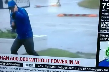 Chết cười video phóng viên bị lật mặt đang “diễn sâu” khi đưa tin về bão