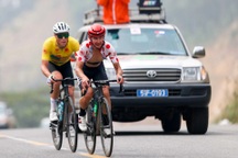 Giải xe đạp xuyên Việt: 50 tay đua bỏ cuộc trên những cung đường đèo