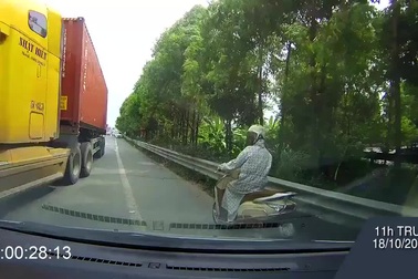 Thót tim pha đánh lái gấp của xe container để tránh xe đi ngược chiều