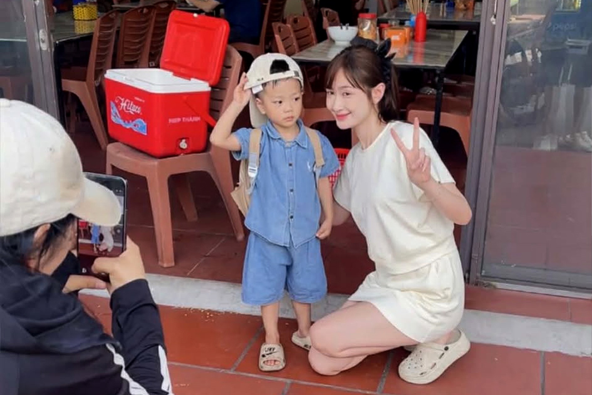 Nữ chính Bước chân vào đời: Quán bún đông khách, tăng thu nhập nhờ phim - 5 Nữ chính Bước chân vào đời: Quán bún đông khách, tăng thu nhập nhờ phim - 5