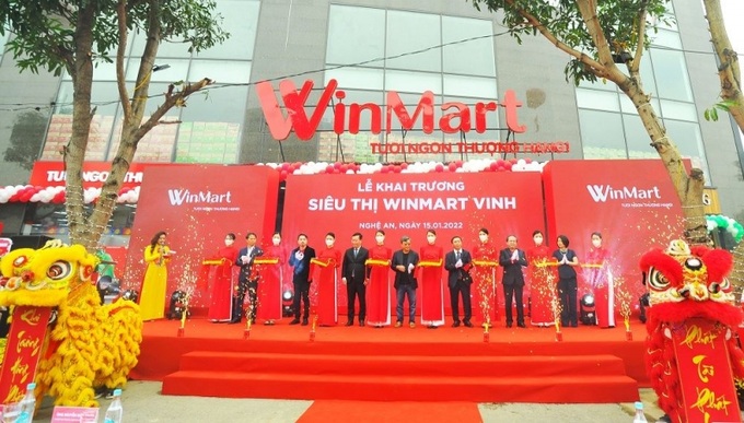 Cắt băng khai trương siêu thị đầu tiên với tên gọi WinMart tại Tp. Vinh